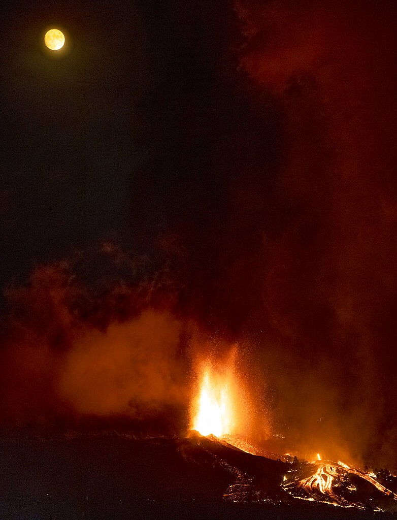 Volcano Erupts In Canary Islands   AP21262753292146 1 T1000 