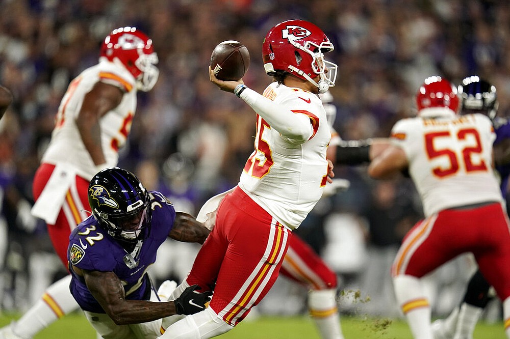 Pittsburgh Steelers outside linebacker T.J. Watt (90) sacks Las Vegas  Raiders quarterback Derek Carr (4) in an NFL football game, Sunday, Sept.  19, 2021, in Pittsburgh. (AP Photo/Keith Srakocic Stock Photo - Alamy