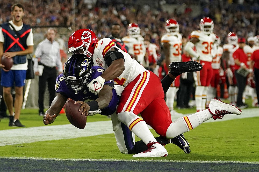 Pittsburgh Steelers outside linebacker T.J. Watt (90) sacks Las Vegas  Raiders quarterback Derek Carr (4) in an NFL football game, Sunday, Sept.  19, 2021, in Pittsburgh. (AP Photo/Keith Srakocic Stock Photo - Alamy