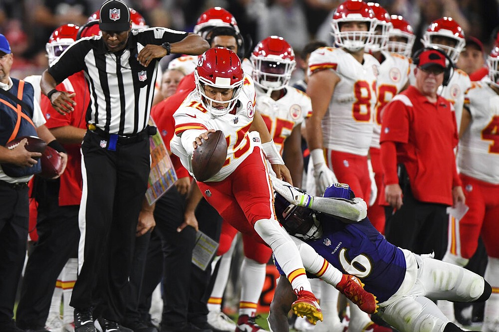 Pittsburgh Steelers outside linebacker T.J. Watt (90) sacks Las Vegas  Raiders quarterback Derek Carr (4) in an NFL football game, Sunday, Sept.  19, 2021, in Pittsburgh. (AP Photo/Keith Srakocic Stock Photo - Alamy