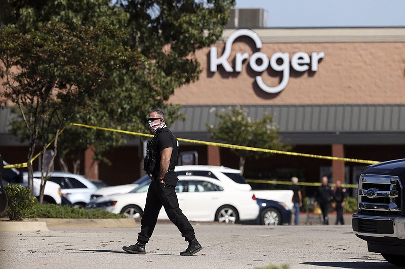 Police respond to the scene of a shooting Thursday at a Kroger’s grocery store in Collierville, Tenn. More photos at arkansasonline.com/924tnshooting/.
(AP/The Commercial Appeal/Joe Rondone)