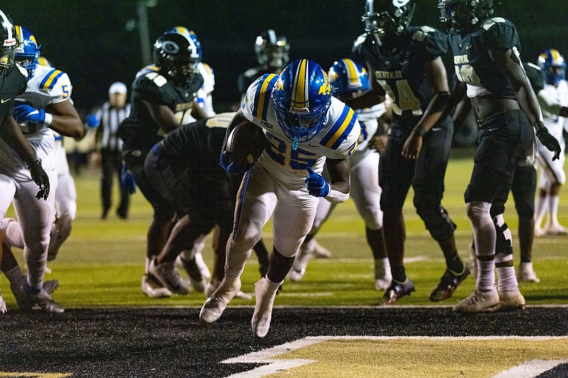 North Little Rock running back Javonte Harris (middle) scores on a 4-yard run Friday during the second quarter of the Charging Wildcats’ 35-6 victory over the Little Rock Central Tigers at Quigley Stadium in Little Rock. More photos at arkansasonline.com/925nlrlrc/.
(Arkansas Democrat-Gazette/Justin Cunningham)