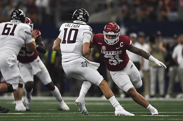 WholeHogSports - Pool takes lead in Arkansas' front 7