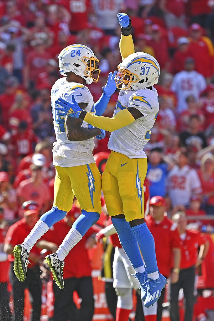 Chargers gamble, drive back Chiefs