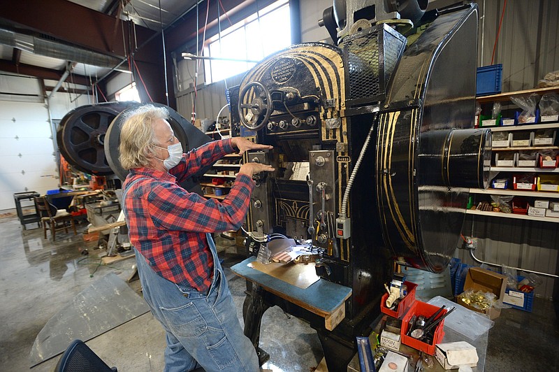 Tom Maringer of Shire Post Mint, describes the workings of a century-old press at the company’s new facility in West Fork. Visit nwaonline.com/210925Daily/ for today’s photo gallery.
(NWA Democrat-Gazette/Andy Shupe)