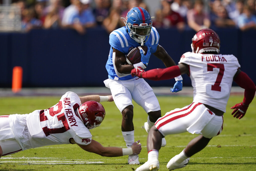 Arkansas Razorbacks fall to Ole Miss Rebels, 52-51 - Vimarsana News