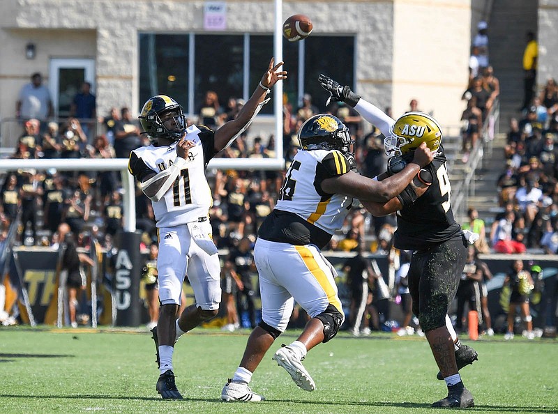 UAPB quarterback Skyler Perry has completed just 16 of 54 passes for 94 yards with 1 interception and no touchdowns in his past two games, but UAPB Coach Doc Gamble said he expects Perry to do a better job today against Southern.
(Special to Pine Bluff Commercial/Brian Tannehill)