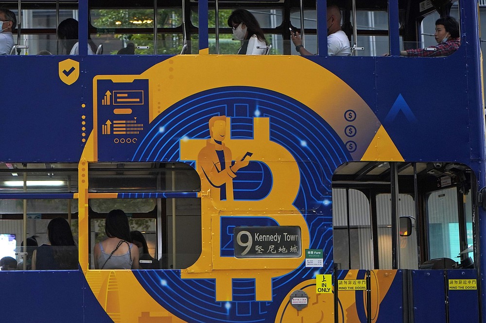 Une publicité pour la crypto-monnaie Bitcoin est affichée sur un tramway à Hong Kong.  (Photo d'archive AP/Kin Cheung)