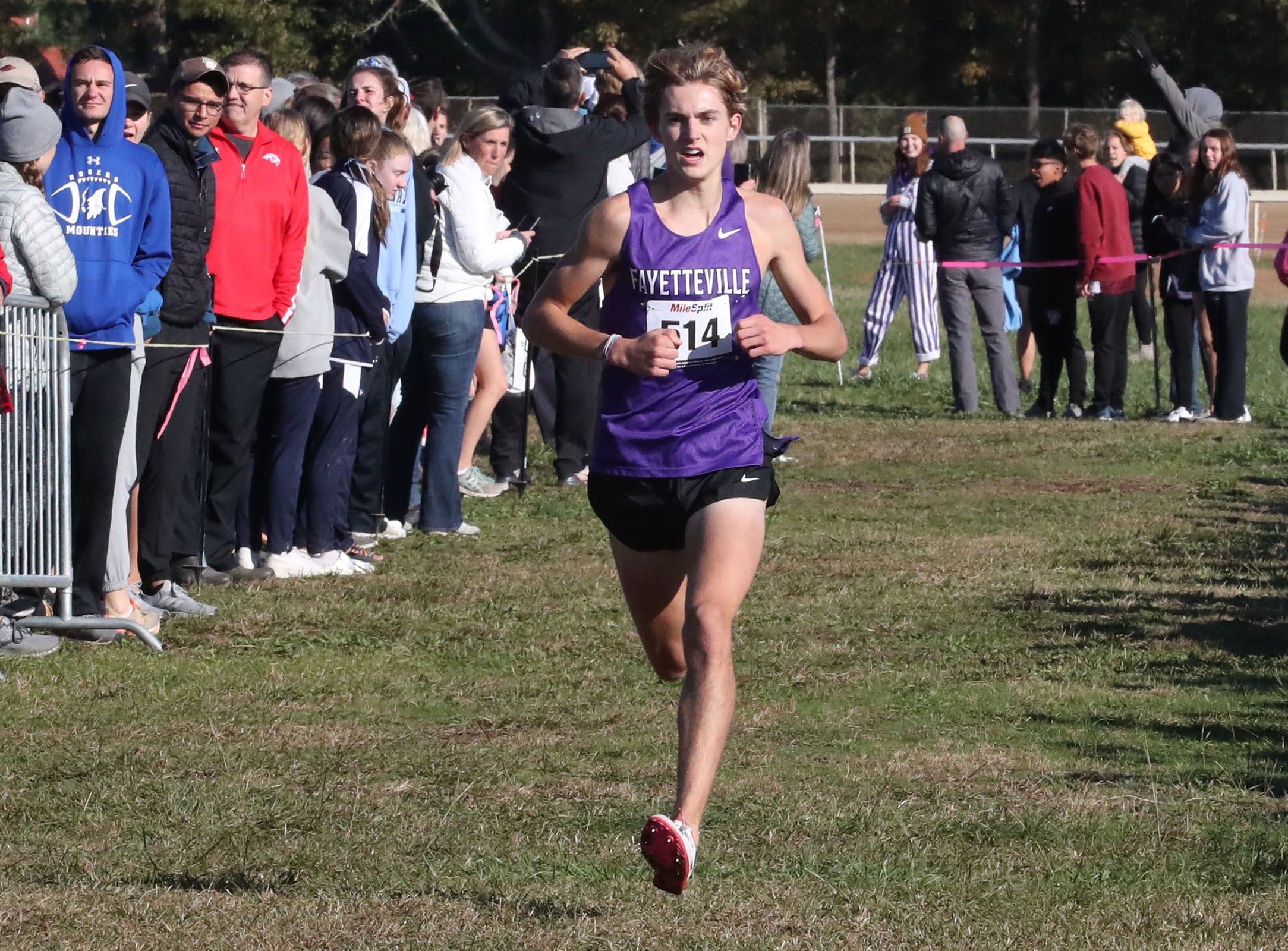 Fayetteville's Betts uses late push to win 6A boys title - Vimarsana News