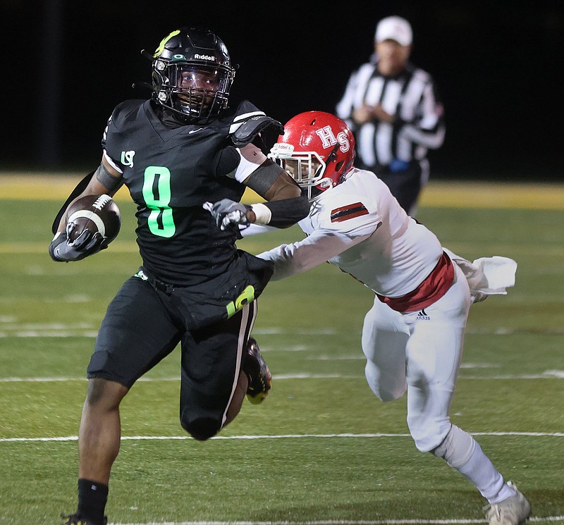 Jimmy Elliott (8) of Mills runs away from a Heber Springs defender during Friday’s 48-20 victory. More photos at arkansasonline.com/116mills/.
(Special to the Democrat-Gazette/Stephen B. Thornton)