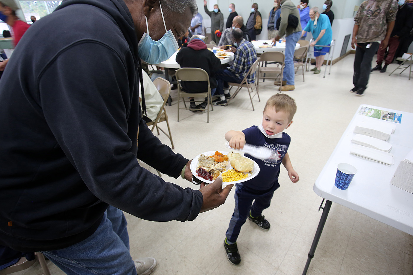 More than 300 people turn out for Thanksgiving meal at Little Rock Compassion Center - Vimarsana News