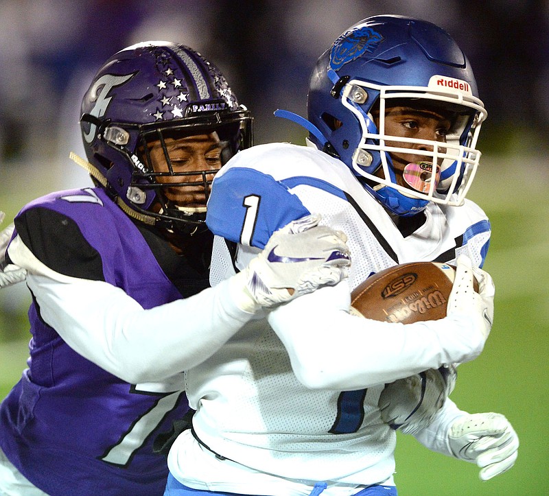 Fayetteville’s Braelon Palmer (7) tackles Conway receiver Manny Smith from behind Friday during the Bulldogs’ 29-21 victory over the Wampus Cats in the Class 7A state playoff semifinals at Harmon Field in Fayetteville. More photos at arkansasonline.com/1127chsfay/.
(NWA Democrat-Gazette/Andy Shupe)