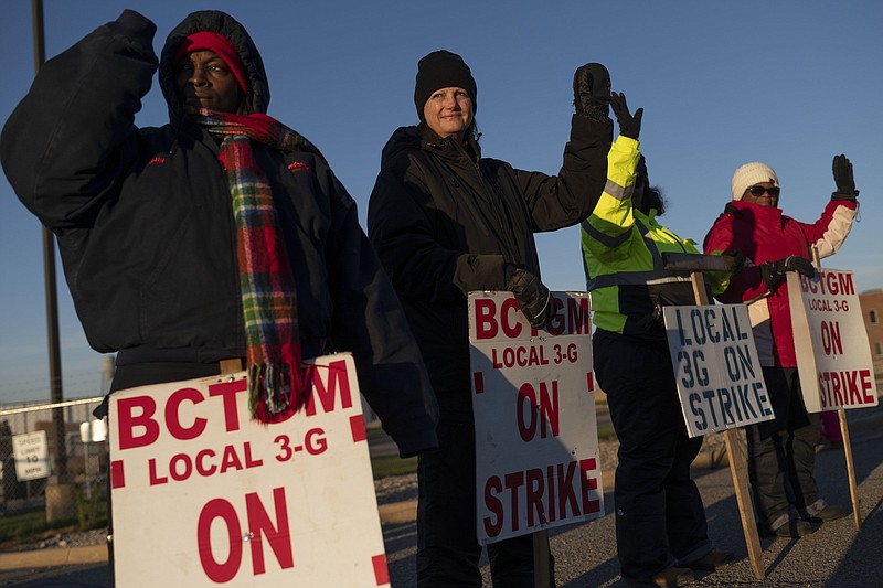 Striking Kellogg employees picket outside Kellogg’s Porter Street plant in Battle Creek, Mich., last month.
(AP/Battle Creek Enquirer/Alyssa Keown)