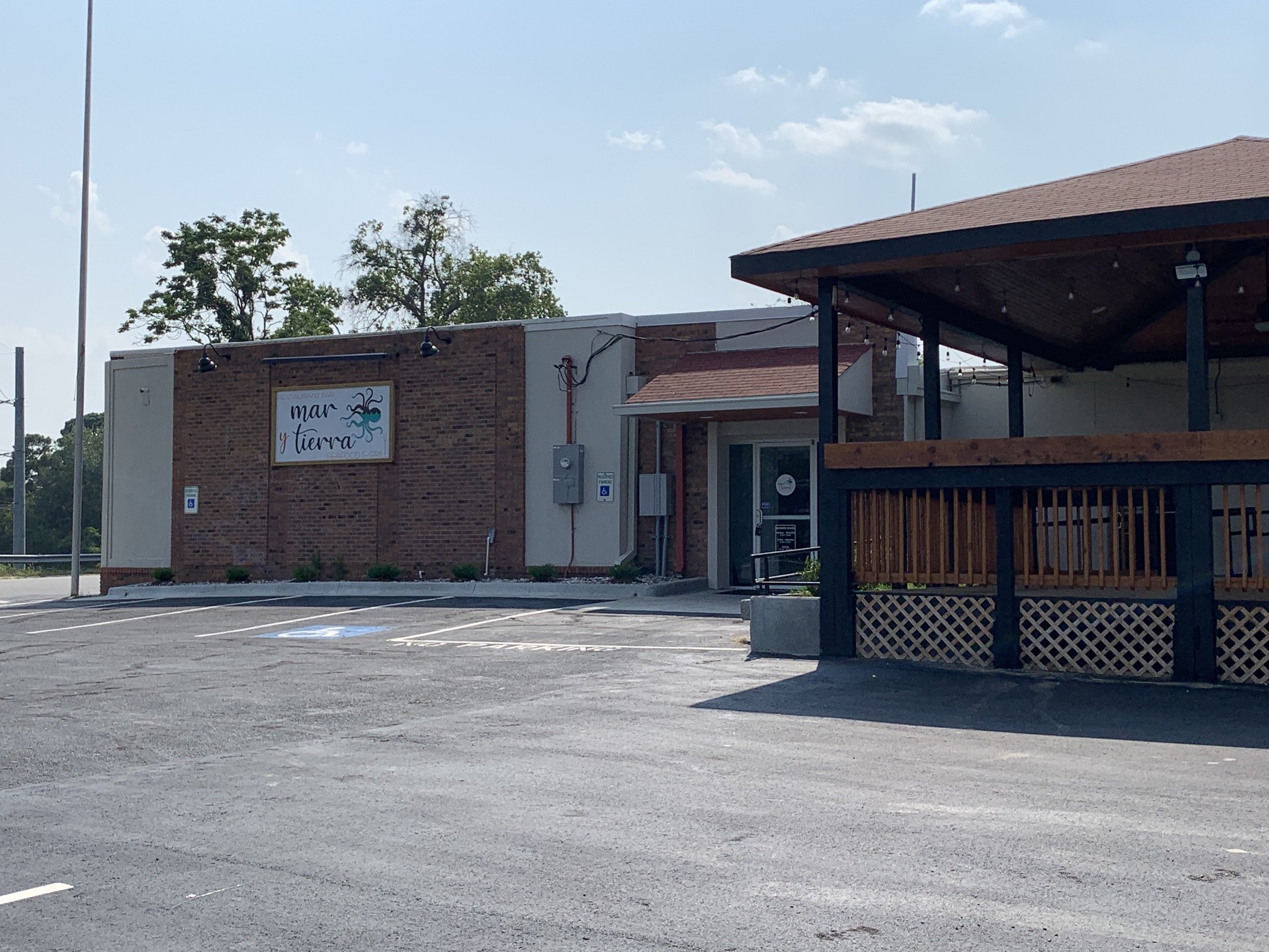 RESTAURANT TRANSITIONS: Signs of life on Third St. — red wreath, cars outside; Cajun's Wharf blaze; Istanbul shut, empty - Vimarsana News