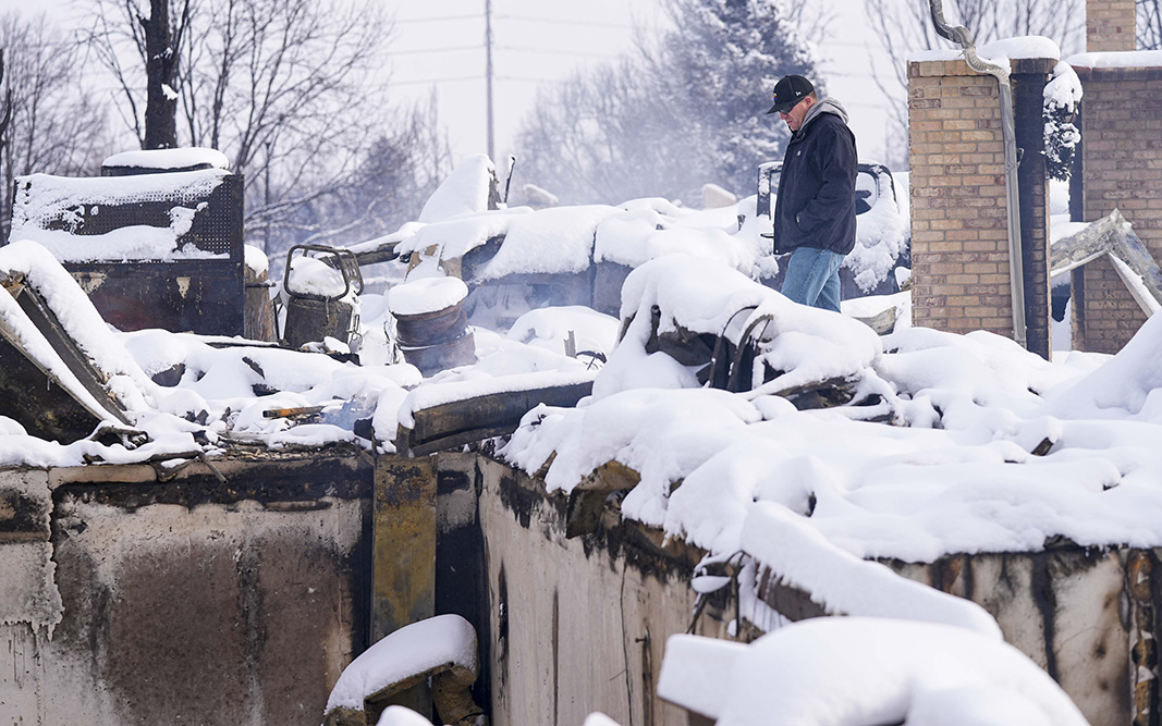 Suburban Colorado fire destroys 1,000 structures - Vimarsana News