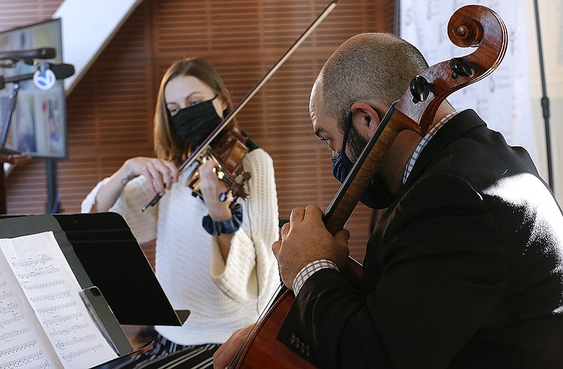 Charlotte Crosmer and David Gerstein perform with other members of the Arkansas Symphony Orchestra’s Quapaw String Quartet at the Clinton Presidential Center in Little Rock on Wednesday before the unveiling of plans for the new Stella Boyle Smith Music Center.
(Arkansas Democrat-Gazette/Thomas Metthe)