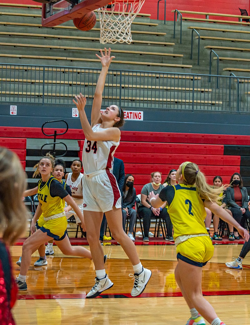 Hannah Linthacum goes up for two of her 27 points during Thursday night’s game against Battle at Fleming Fieldhouse. (Ken Barnes/News Tribune)