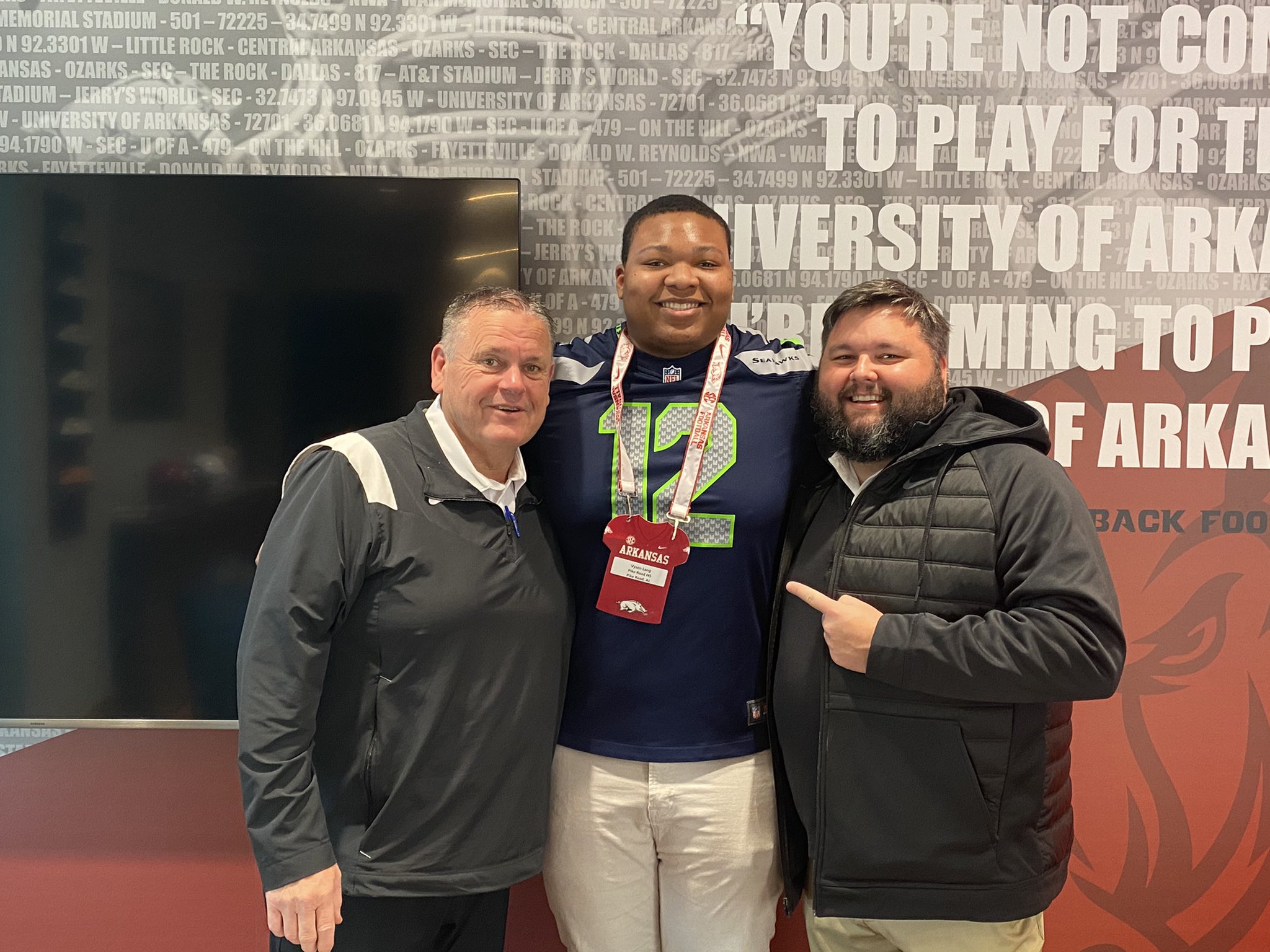 4-star O-lineman "definitely" plans return trip to Arkansas - Vimarsana News