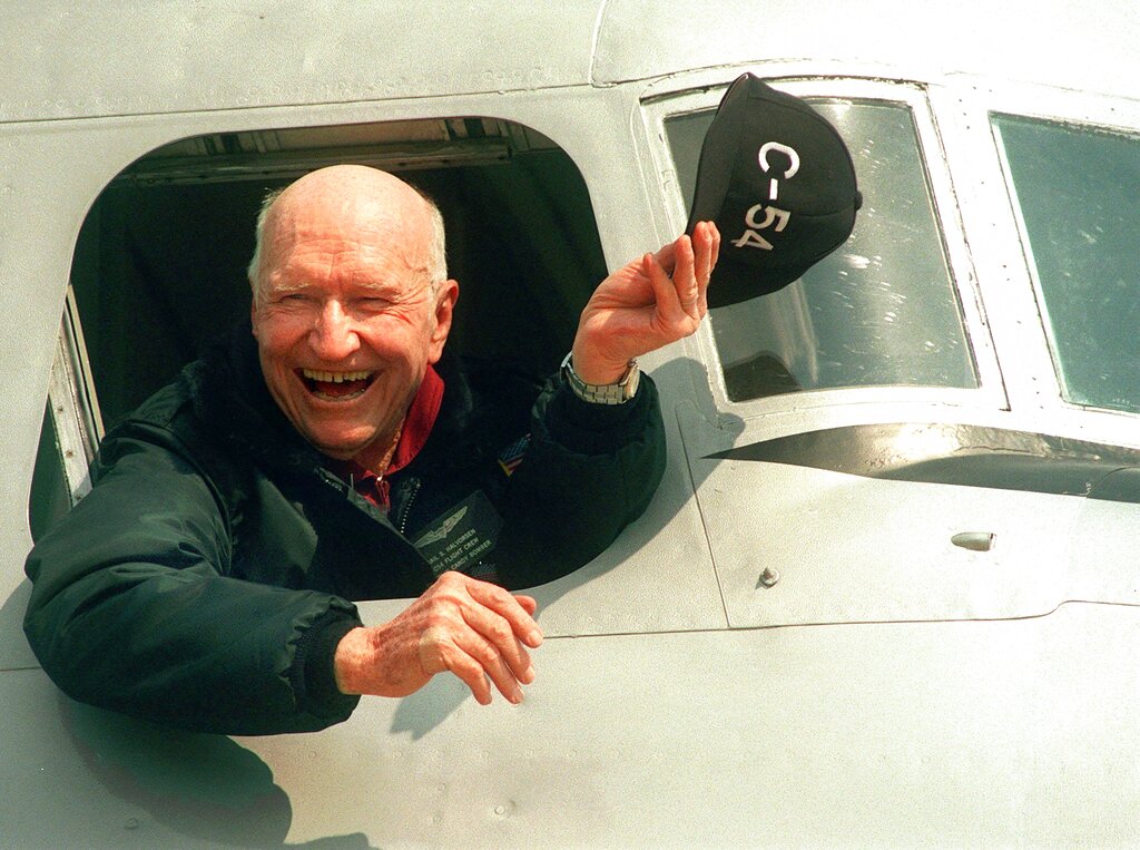 Berlin airlift's 'Candy Bomber' dies at 101 - Vimarsana News