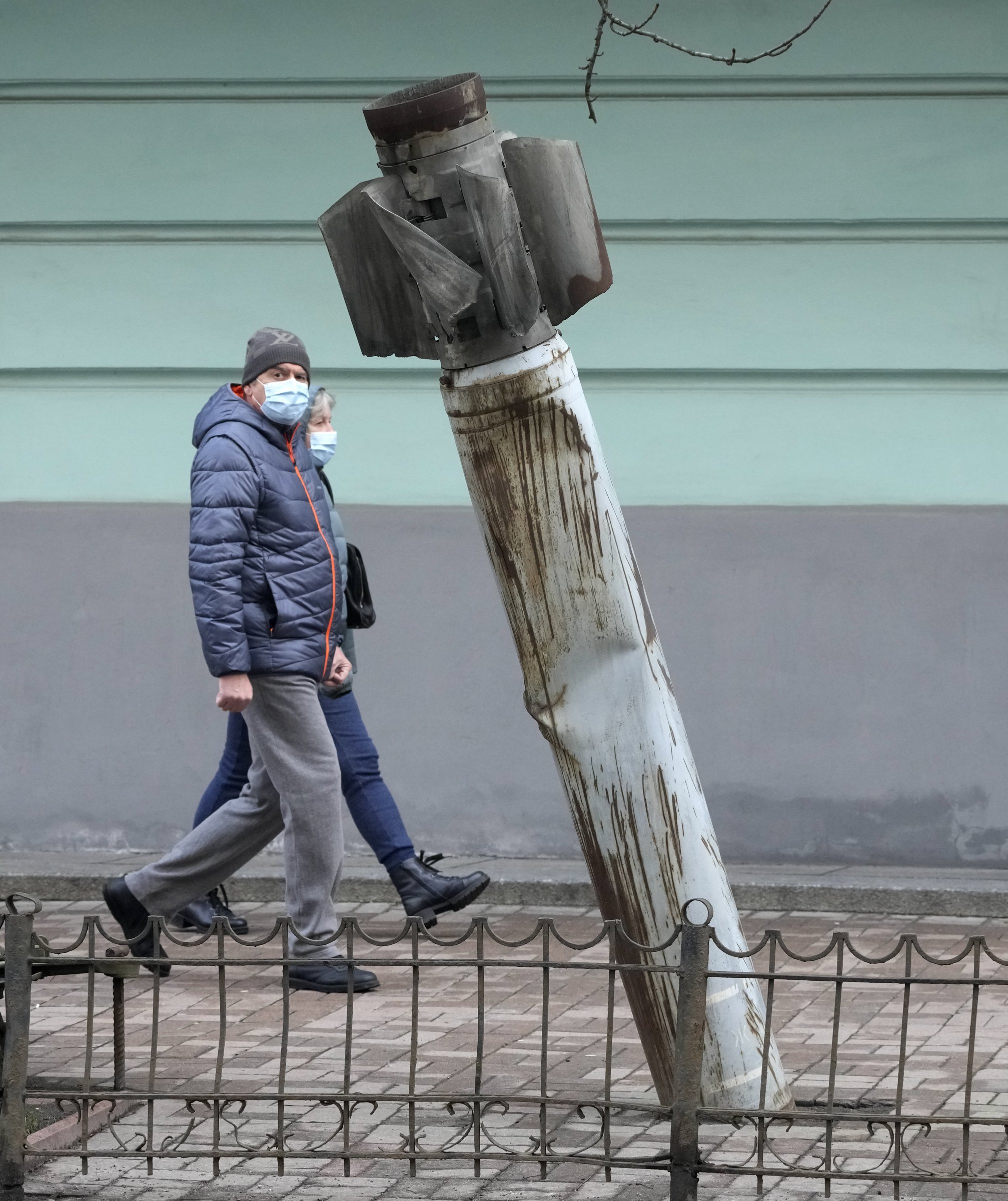 Shells bombard east Ukraine front lines - Vimarsana News