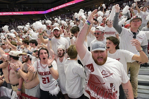 WholeHogSports - Tennessee walks off Arkansas to even series