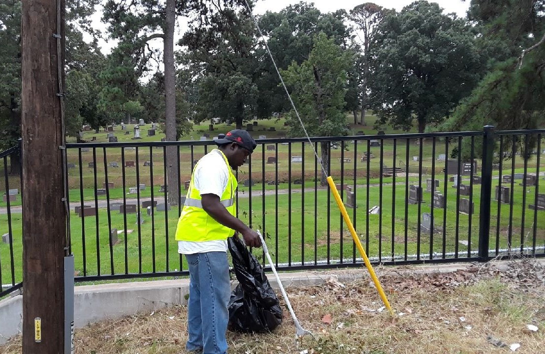 Little Rock offering pay to homeless for beautification work; program inspires other Arkansas cities - Vimarsana News