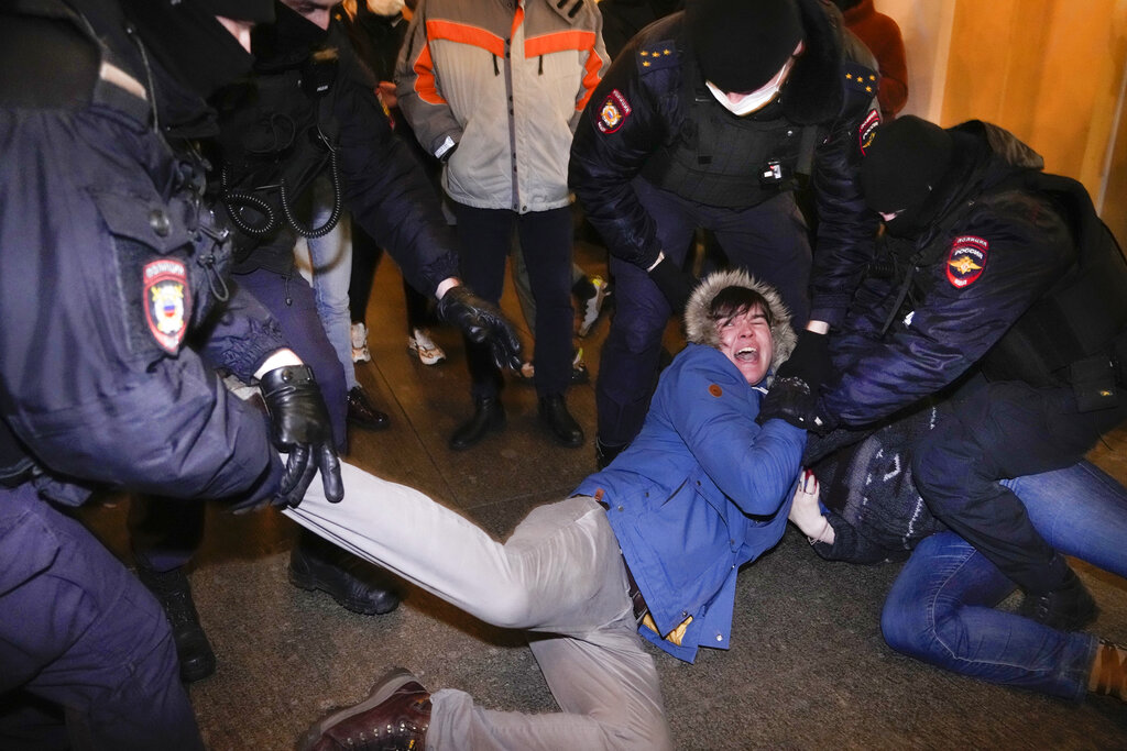 Protests resume as Russia seeks to quash invasion critics - Vimarsana News