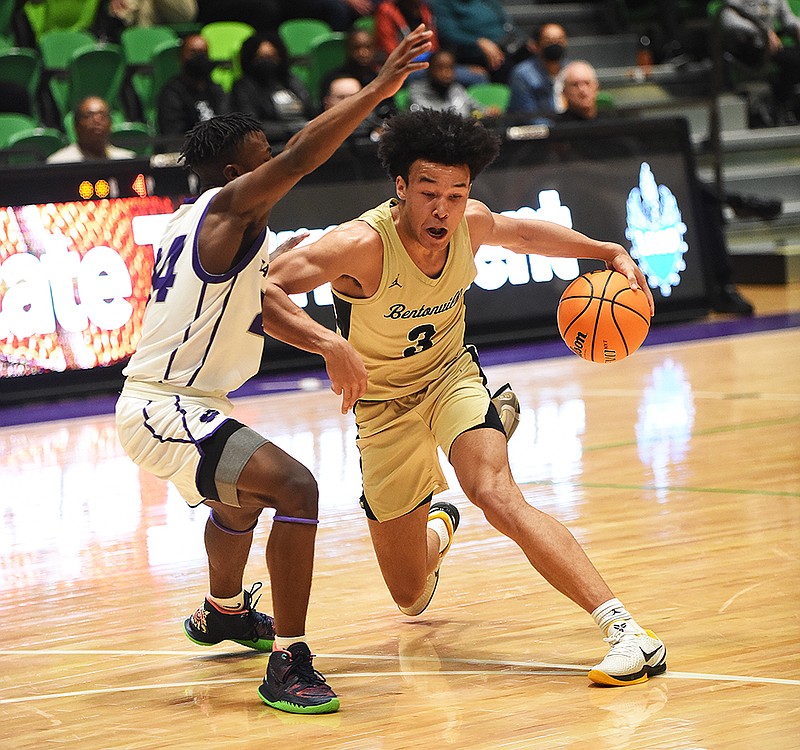 Bentonville’s Jaylen Lee (right) dribbles the ball around Fayetteville’s Nigel Armstrong during Saturday’s game in the Class 6A boys state tournament at Little Rock Southwest’s Gryphon Arena. See more photos at arkansasonline.com/36benfay/..(Arkansas Democrat-Gazette/Staci Vandagriff)