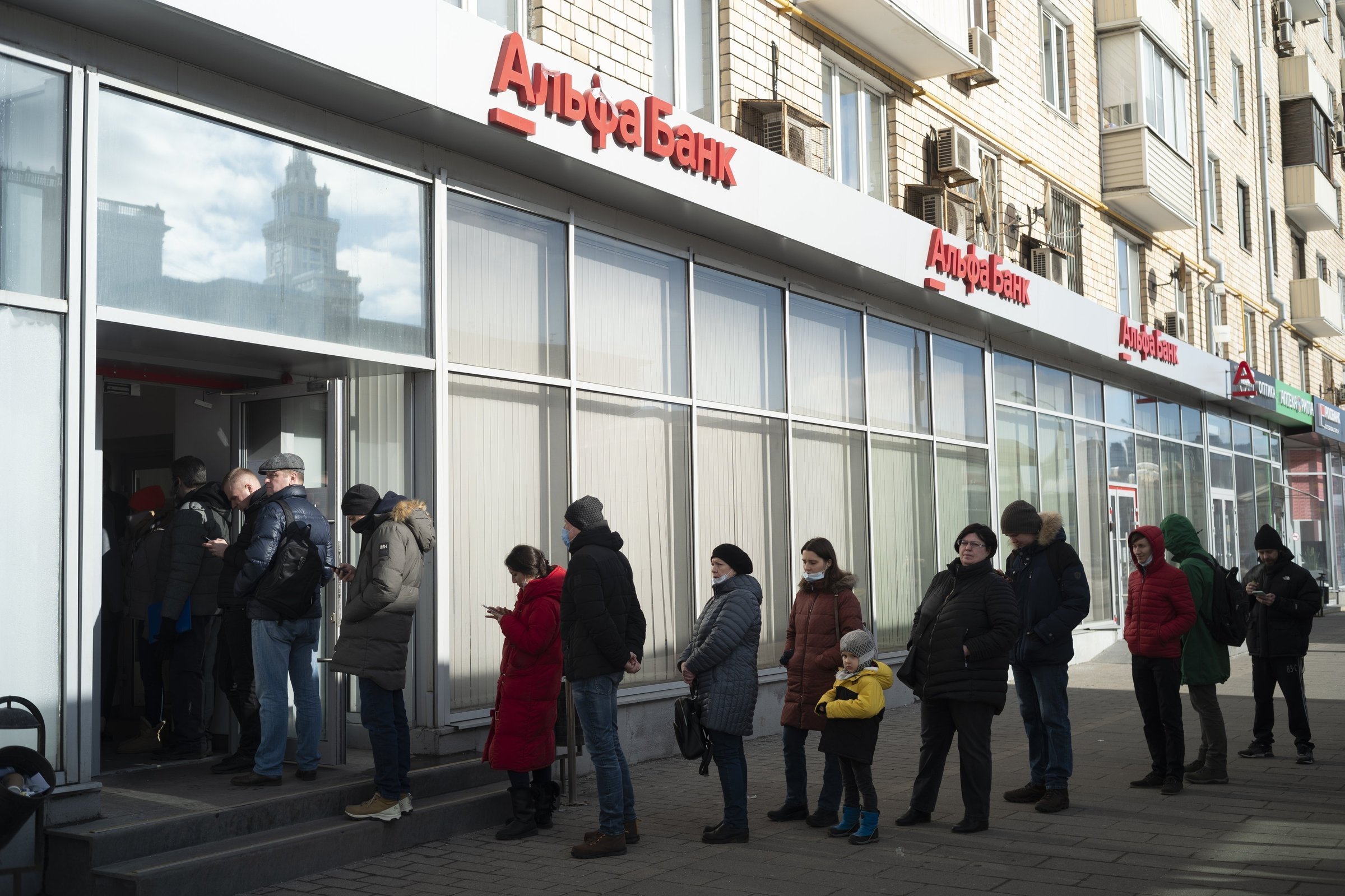 Analysts: Russia hit, unlikely to fall - Vimarsana News