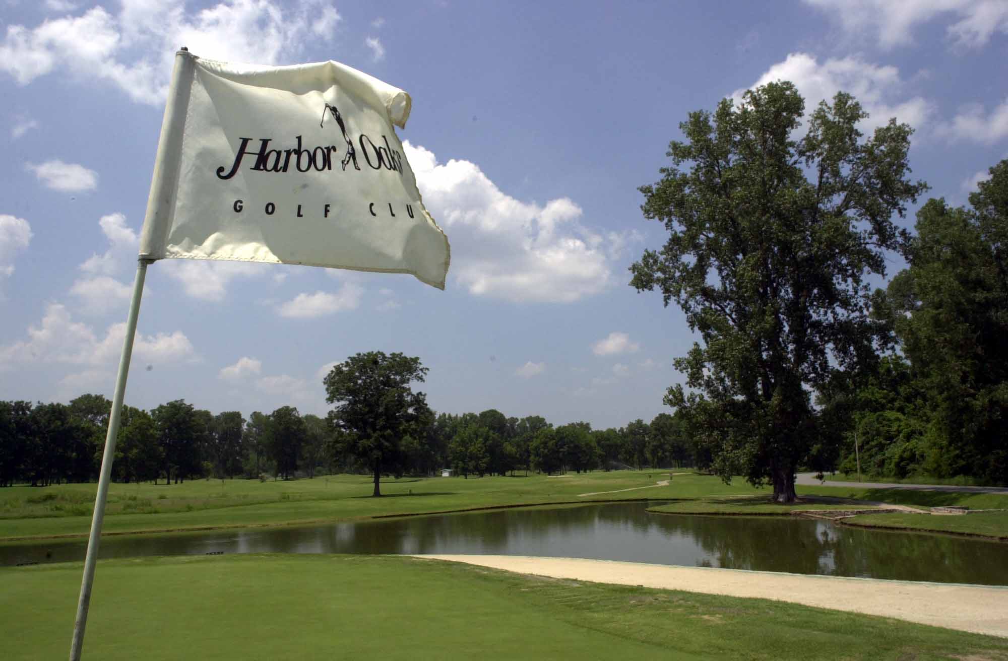 Pine Bluff Mayor suggests higher golf manager pay