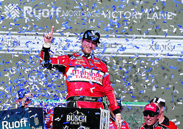 Briscoe pulls away late to win in Phoenix - Vimarsana News