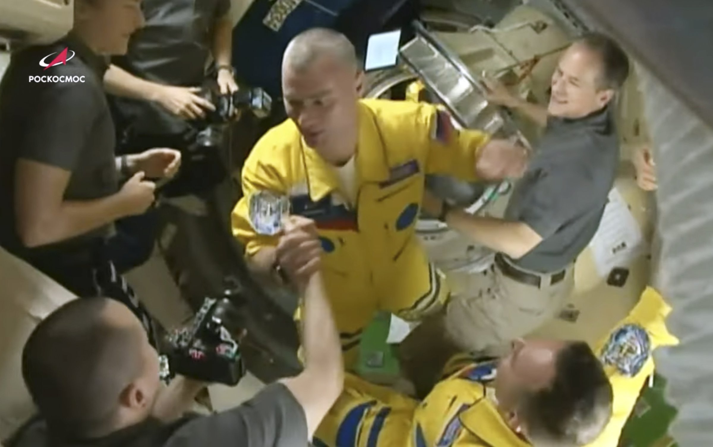 Cosmonauts put on yellow suits - Vimarsana News