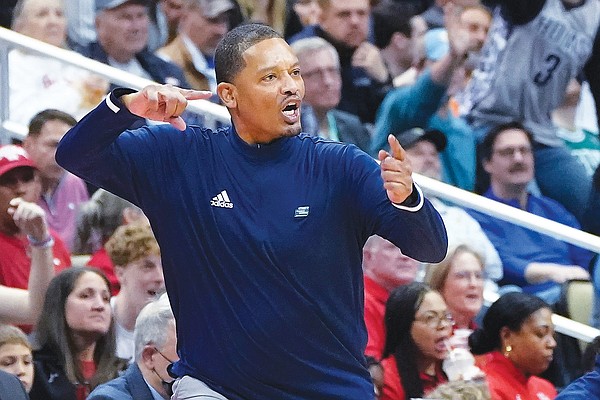 Chattanooga's Paris to coach South Carolina - Vimarsana News
