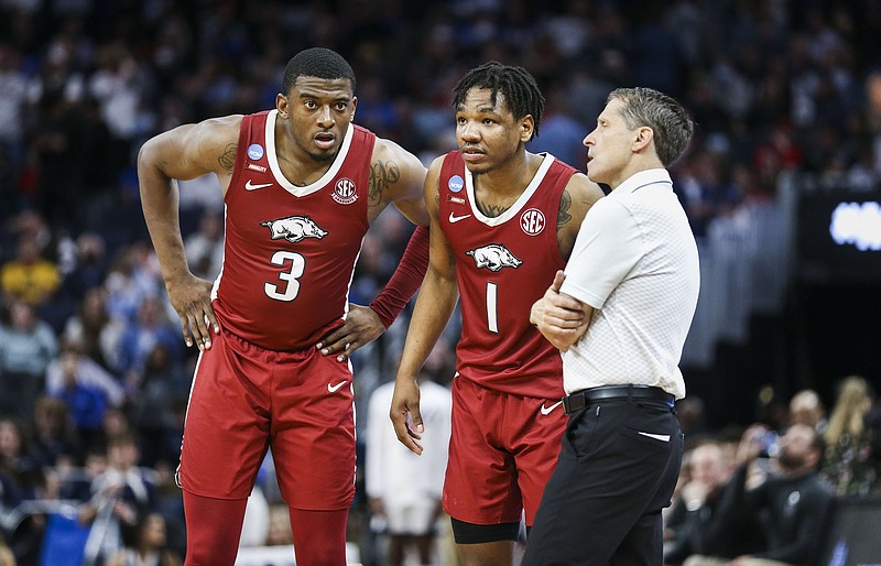 Arkansas forward Trey Wade (3) and guard JD Notae listen to instructions from Coach Eric Musselman during Thursday’s victory over Gonzaga. Wade scored 10 or more points for only the fourth time this season, finishing with 15 as the Razorbacks defeated the Bulldogs 74-68 in San Francisco. More photos at arkansasonline.com/325ncaaua/.
(NWA Democrat-Gazette/Charlie Kaijo)