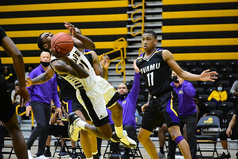 Shaun Doss of UAPB fights through a double-team and forces an off-balance shot as DeWayne Cox of Prairie View A&M looks on during a game at H.O. Clemmons Arena in Pine Bluff. 
(Pine Bluff Commercial/I.C. Murrell)