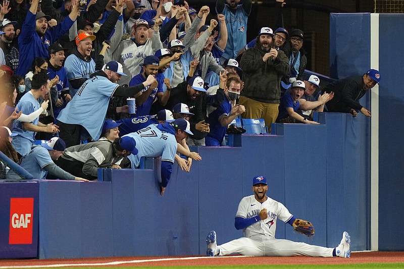 Mariners win 7th in row, top Blue Jays 2-1 on Santana homer