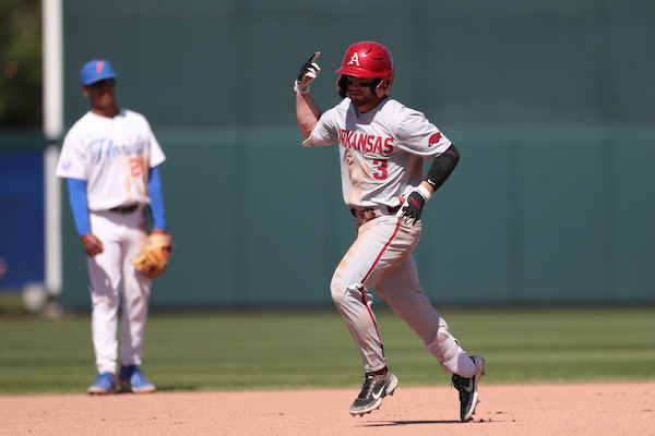 WholeHogSports - Georgia sweeps Arkansas with back-to-back homers in 9th