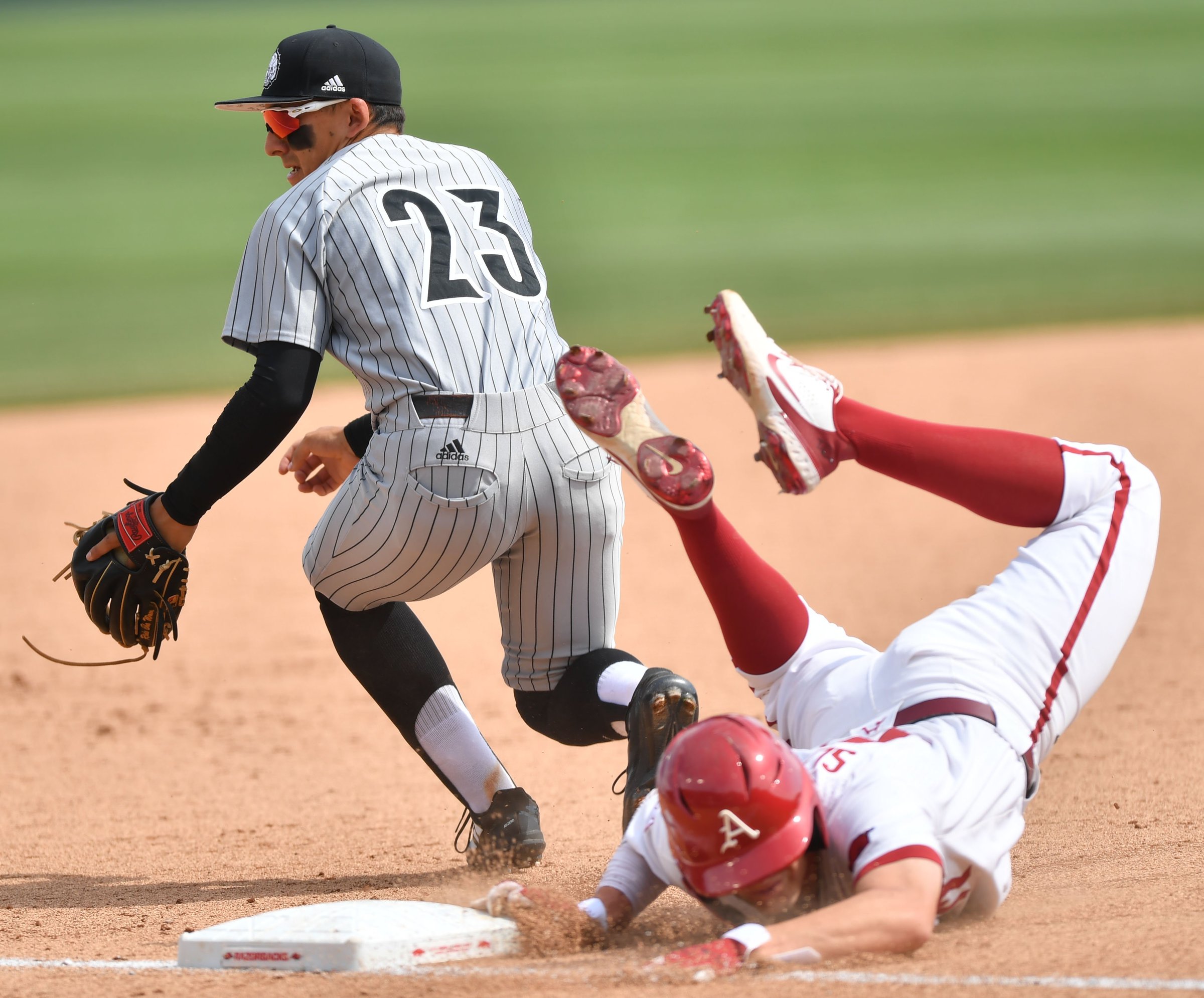 Razor-sharp pitching - Vimarsana News