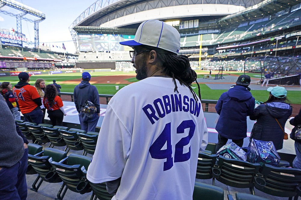 Robinson Cano honors Jackie Robinson with first HR in nearly 20 months