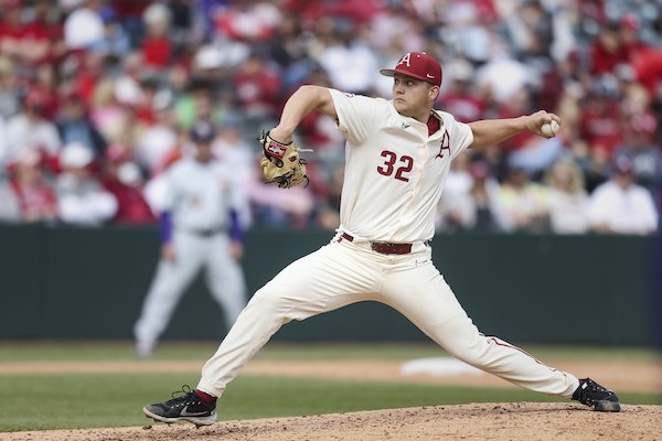 WholeHogSports - Hogs baseball team heads west for early test