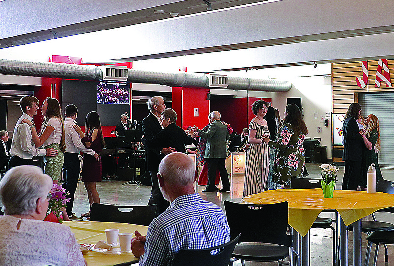 Community seniors hit the dance floor for prom Jefferson City News