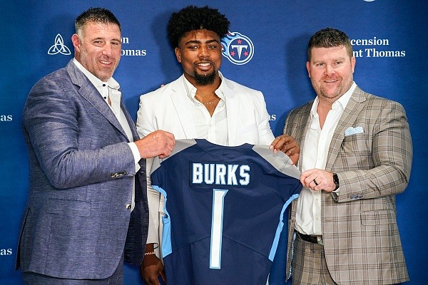 Tennessee Titans first-round NFL football draft pick wide receiver Treylon Burks, center, holds up his jersey with head coach Mike Wrabel, left, and general manager Jon Robinson, right, during an introductory news conference at Saint Thomas Sports Park in Nashville, Friday, April 29, 2022. (Andrew Nelles/The Tennessean via AP)