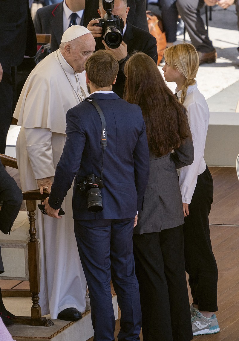 Kateryna Prokopenko (right), wife of Azov Battalion Commander Denys Prokopenko, and Yuliia Fedosiuk (second from right) from Ukraine talk with Pope Francis at the end of the weekly general audience Wednesday in St. Peter’s Square at the Vatican.
(AP/Domenico Stinellis)