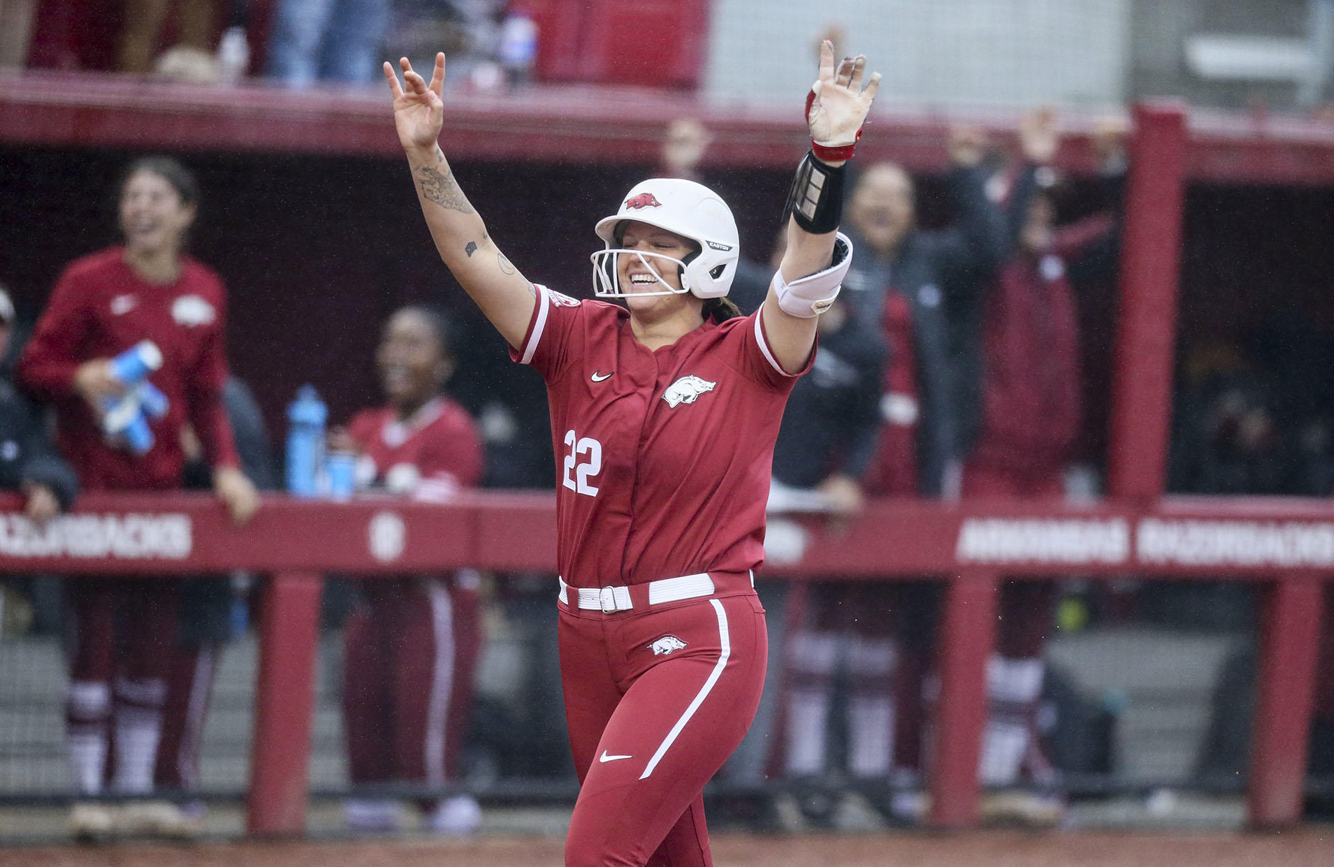 COLLEGE SOFTBALL: Delce hurls Razorback into regional title game - Vimarsana News