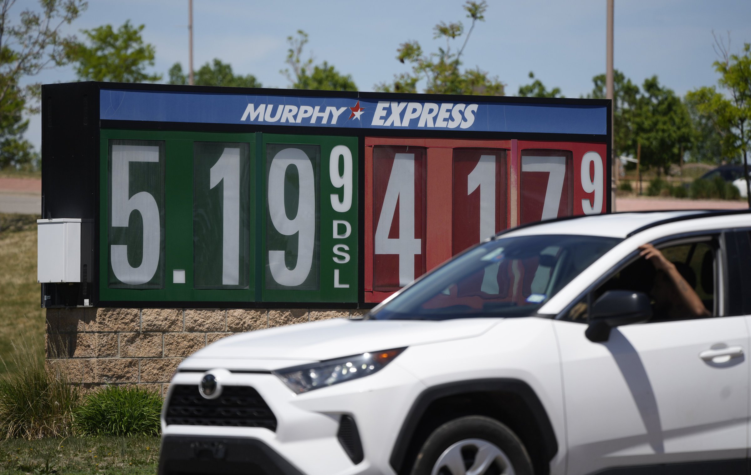 Inflation gauge slows, still high - Vimarsana News