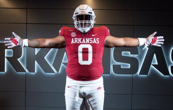 JUCO D-lineman Lewis commits to Hogs - Vimarsana News