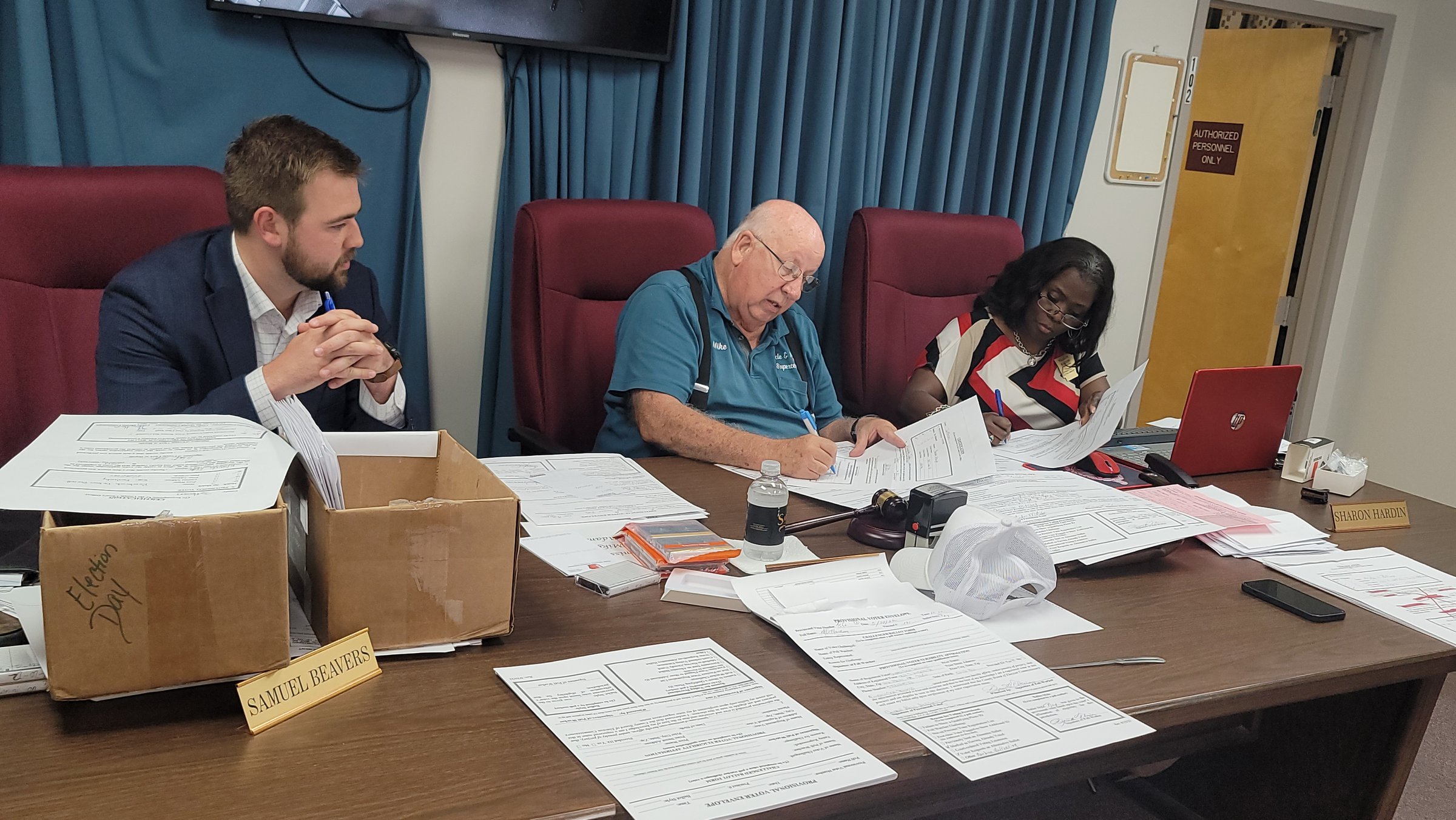 Election board tends to provisional ballots