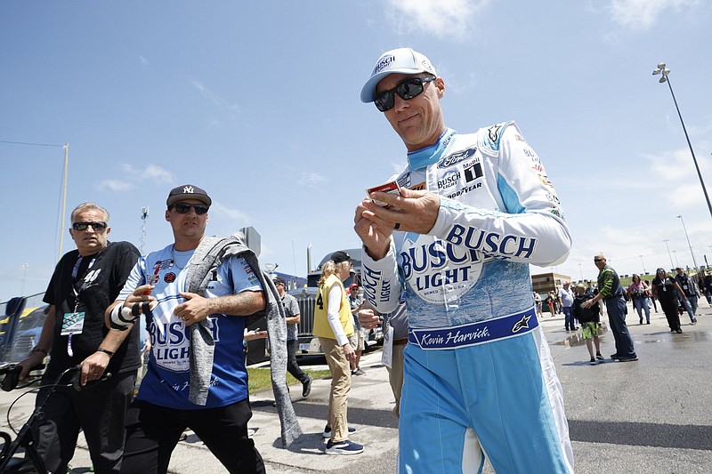 Kevin Harvick (right) has qualified for the NASCAR Cup Series playoffs every year since 2009. However, this year the Stewart-Haas Racing driver has yet to qualify and sits 31 points above the cutline heading into today’s race at World Wide Technology Raceway in Madison, Ill.
(AP/Colin E. Braley)