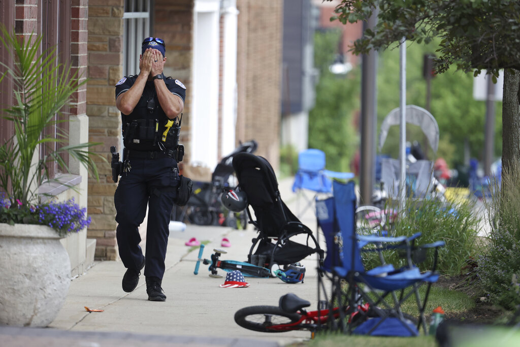 Rooftop gunman kills 6, hurts 30 in Chicago - Vimarsana News