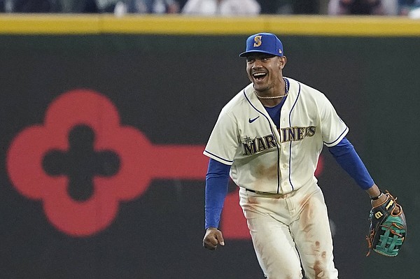 Seattle Mariners centerfielder Julio Rodriguez signs autographs